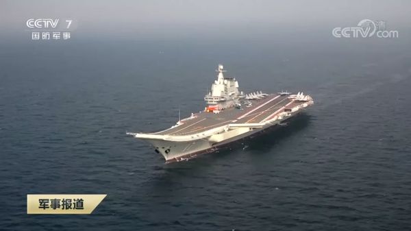 山东舰航母编队通过台湾海峡