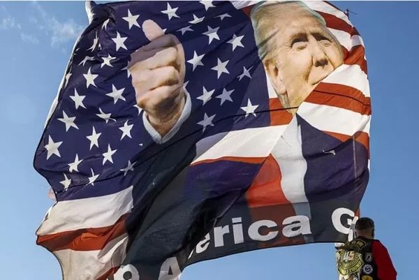 还要疯一把？特朗普在推特上狂轰滥炸，暗示将有大动作