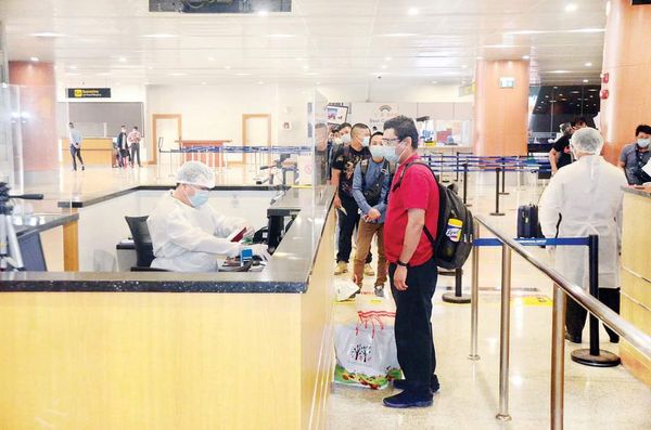 因疫情滞留在新加坡的123名缅甸公民已安全到达仰光国际机场