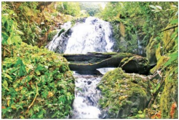 克钦邦莫冈县境内的一个新瀑布旅游景点