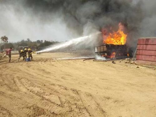 马圭省原油运输车起火 致一死