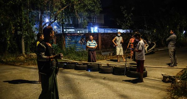 为保护社区安全居民无奈组织夜间巡逻