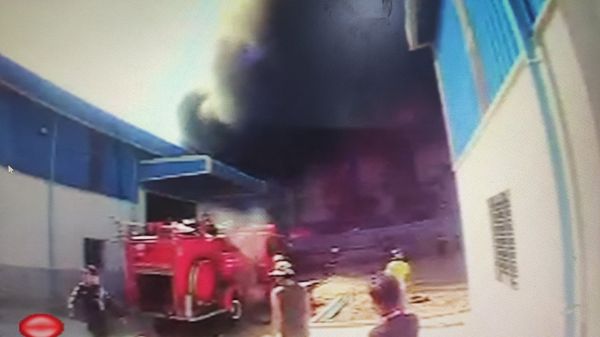 德贡港口镇一背包工厂起火