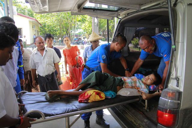 并给村长赠送消毒药品及感冒药,胃药等常用药品,村长与村民表示非常