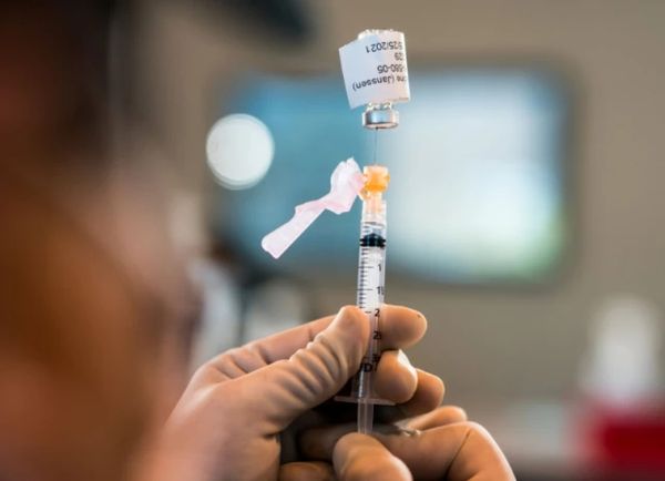 刚打完强生疫苗 华裔妈妈染疫送命！心脏骤停昏迷 20年奋斗化作泡沫！