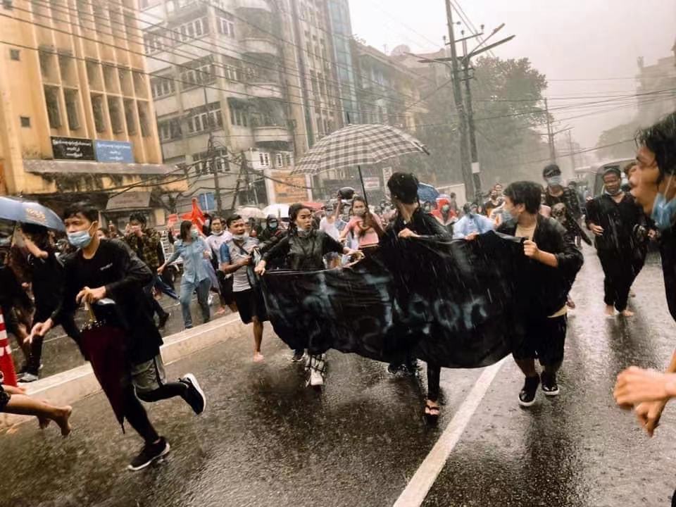 缅甸多座城市爆发反对军方游行示威 部分示威者被捕