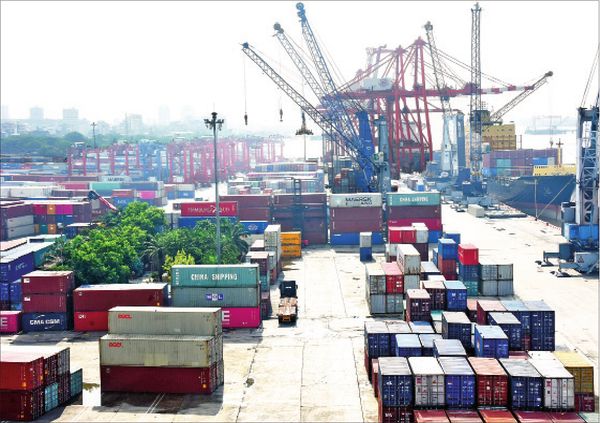 仰光港口正常处理进出口货柜业务