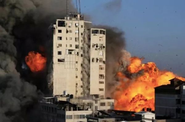 以巴激烈交火！450枚导弹炮弹空袭，2000枚火箭弹回击