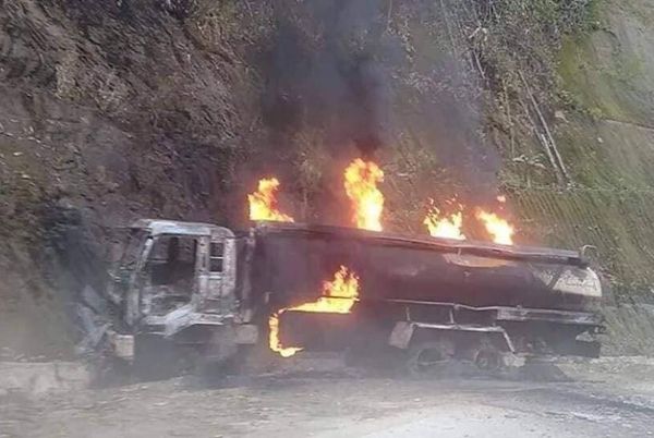 密支那-葡萄公路两辆油罐车被纵火