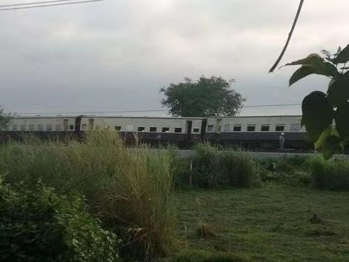 一列从缅甸勃固开往仰光的火车遭地雷袭击脱轨