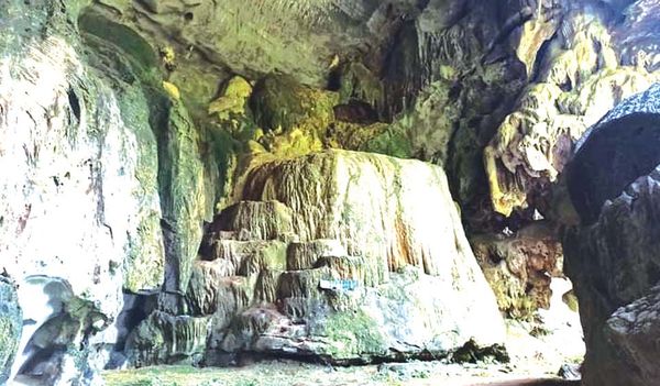 德林达依省区内的一座天然岩洞