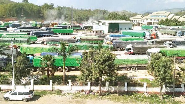 缅中边境木姐金三角口岸又见上千辆货车受阻的惨景