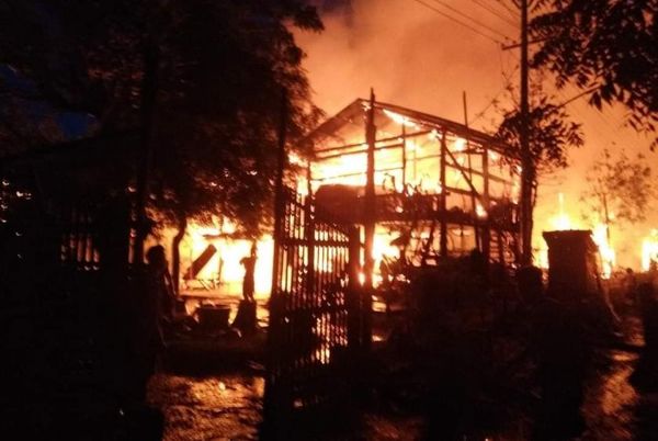 实皆镇敏施村火灾烧毁7间房屋