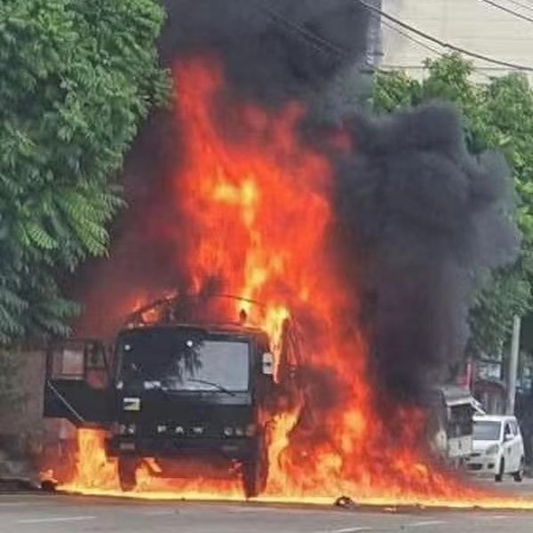 仰光省淡汶镇一辆军车发生爆炸