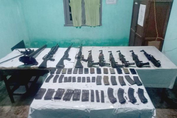 在丹老市橡胶园内缉获一批枪支、迫击炮和弹匣