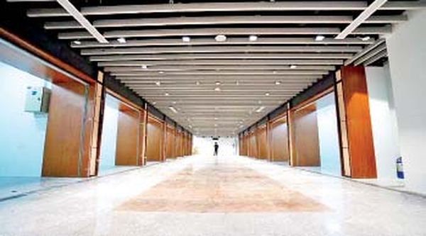 仰光市第一座地下过路人行隧道已建成