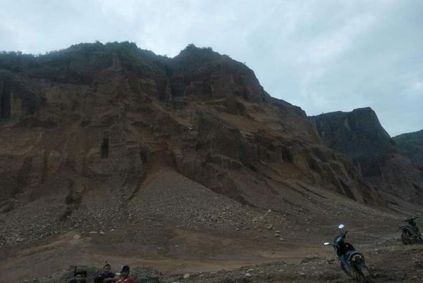 帕甘市废土堆塌方致三死一伤