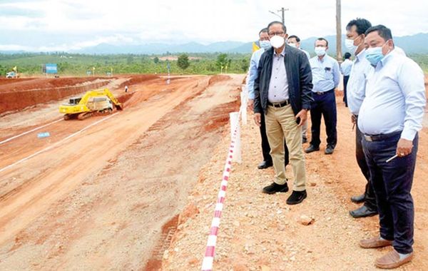 联邦部长视察掸邦南部一综合水利工程