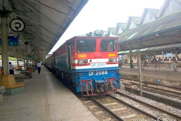 始发仰光火车站的列车仍在正常运营中