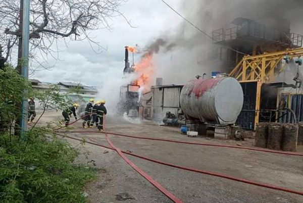 曼德勒市尼龙柏油工厂着火