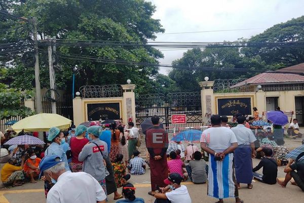 由于刑事案件结案和释放囚犯的通知，许多人在永盛监狱前等候