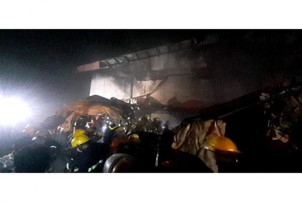 莱达雅镇第一工业区轮厂发生火灾