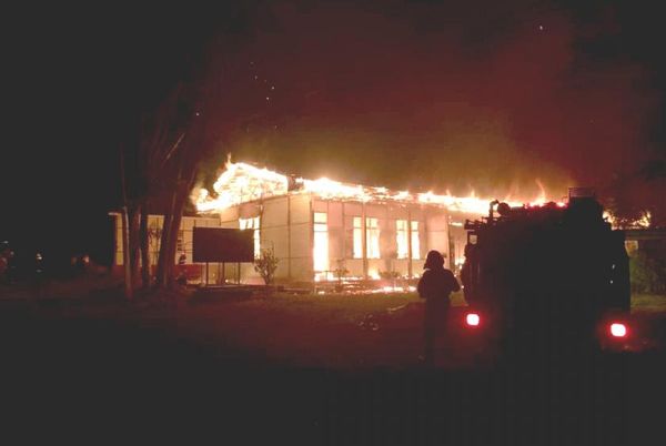 克耶邦垒固市工业农场院内建筑发生火灾