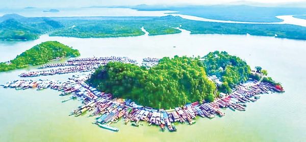 德林达依省勃路县区一蟹鳌形岛屿引起游客们的注目