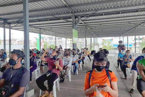 泰国湄索卫生局为缅甸移民劳工接种新冠疫苗