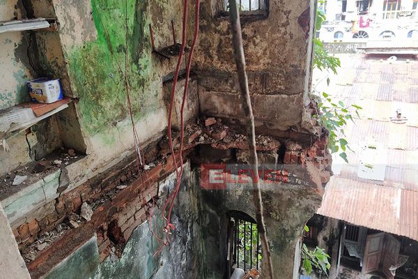 仰光省班北坦镇一楼房后半部坍塌