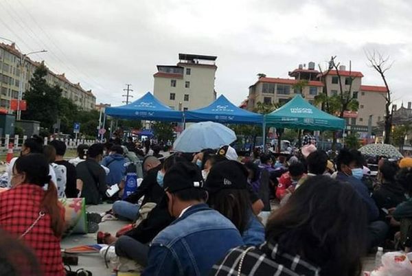 缅甸公民在瑞丽警察局前留宿等待回国