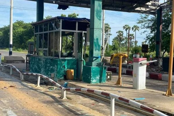 英麻宾镇蒙育瓦-德穆公路一检查站被纵火