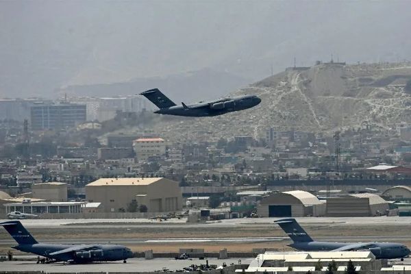 美方宣布完成撤军 塔利班鸣枪庆祝！