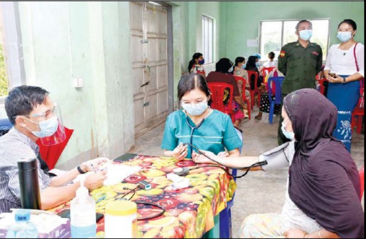 在若开邦(IDP)难民营地继续给战争难民接种疫苗