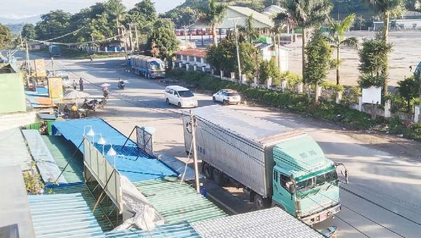 因新冠疫情影响缅甸木姐口岸车辆大减车站工人们难以糊口生活