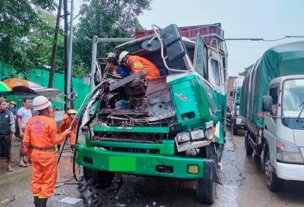 仰光省九文台镇一辆集装箱车与卡车相撞