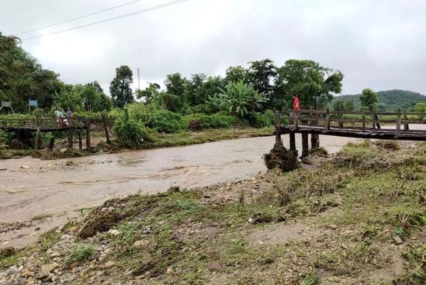 实皆省茵多镇突降暴雨导致连接村庄的桥梁被冲走