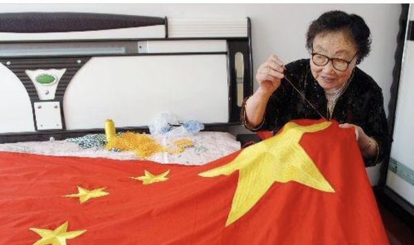 爱国华侨庆国庆  五星红旗迎风飘（丹青）