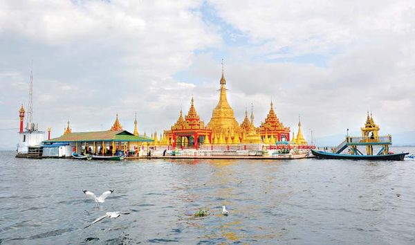 克钦邦莫允县区著名的茵都基水中佛塔礼佛旅客日益增多