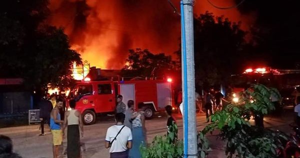 马圭省纳茂市场着火