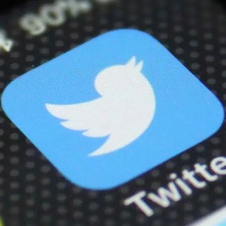 他们要用“自由开放的网络”打败中国，然后就把支持中国的号封了