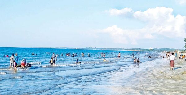 伊洛瓦底省昌达海滩地区游客日益增多