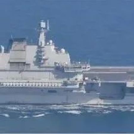 中日航母历史性首次“同框”