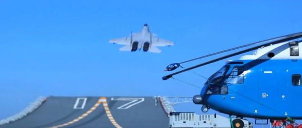 解放军双航母出击！“台独”心惊肉跳