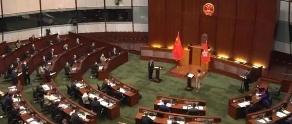 悬挂国徽，首次！