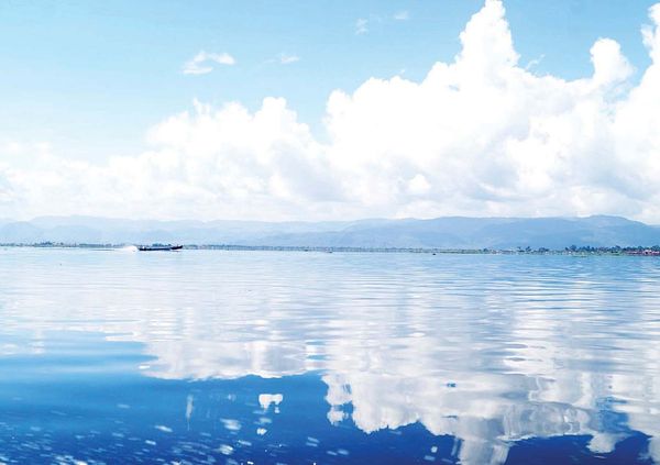 掸南茵莱湖水面在清理野浮岛与浮莲等之后景色更加美丽动人