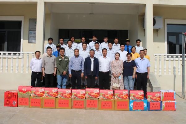 陈辰总领事春节期间走访慰问中资机构