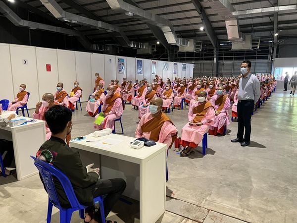 携手做公益-缅甸中华总商会举行向尼姑庵捐赠疫苗并免费接种活动