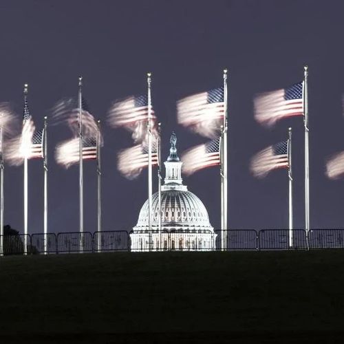 他坚持认为，“激怒普京的责任在美国”