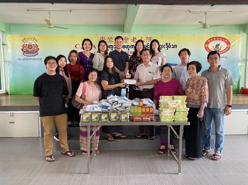 继承泼水节的传统美德，华友华青献爱心